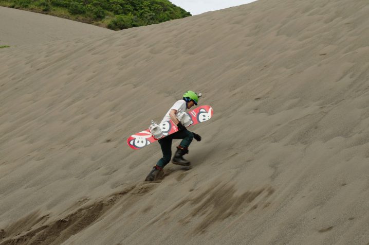 スノーボードで砂山へ